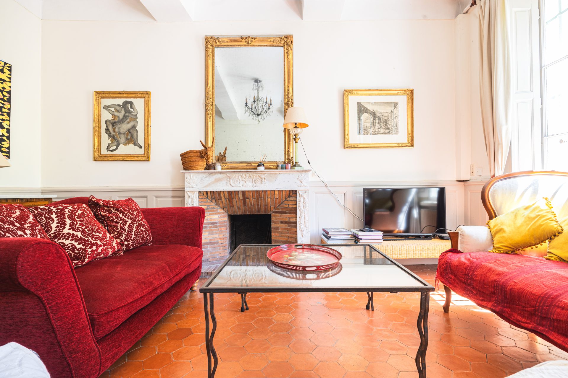 Salon intérieur de La Bastide du Bosquet à Antibes, tomettes d'époque, mobilier provençal et lumière dorée — bastide XVIIIe siècle