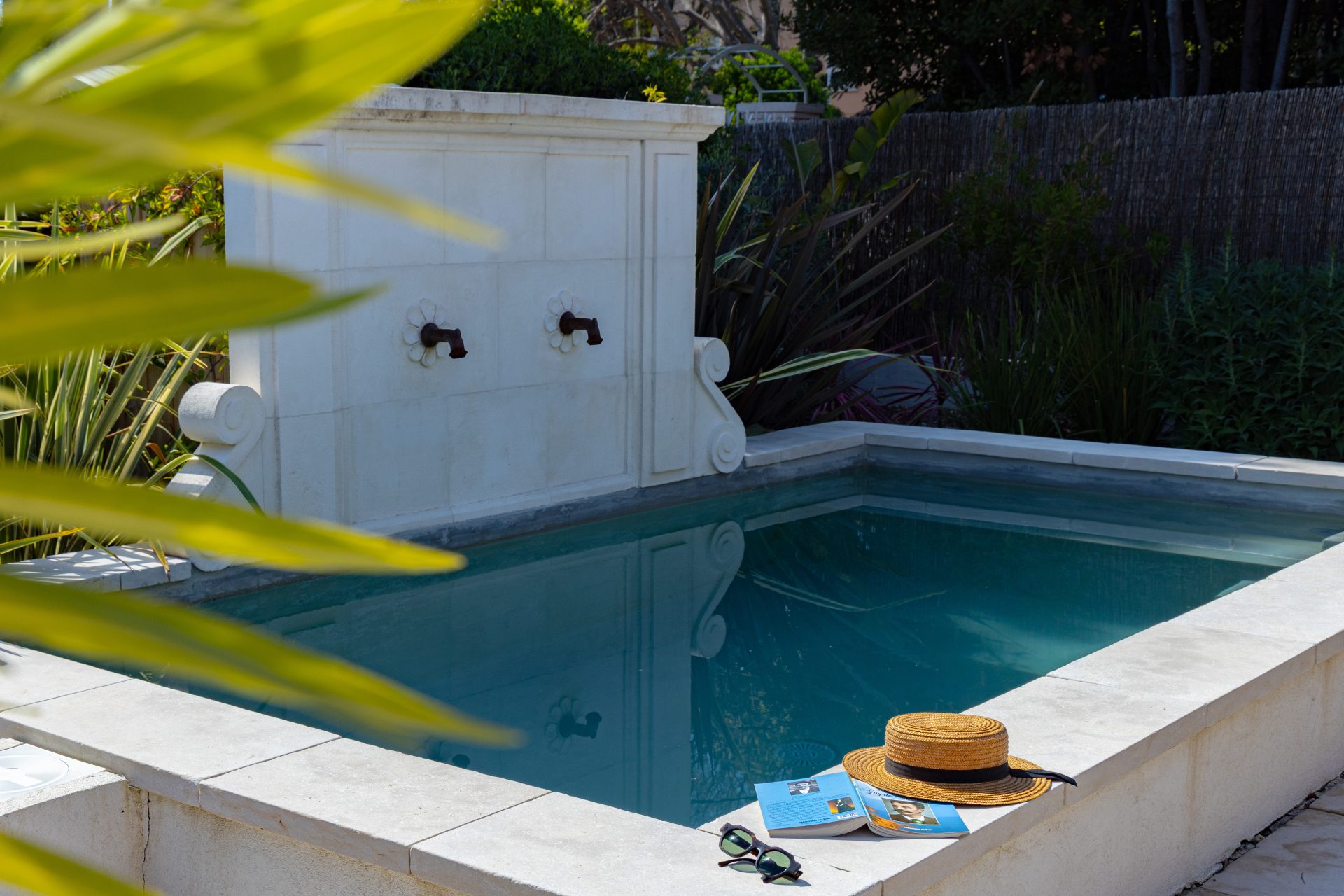 Jardin provençal de La Bastide du Bosquet à Antibes – terrasse plein Sud avec salon extérieur et table à manger, classée Monument Historique