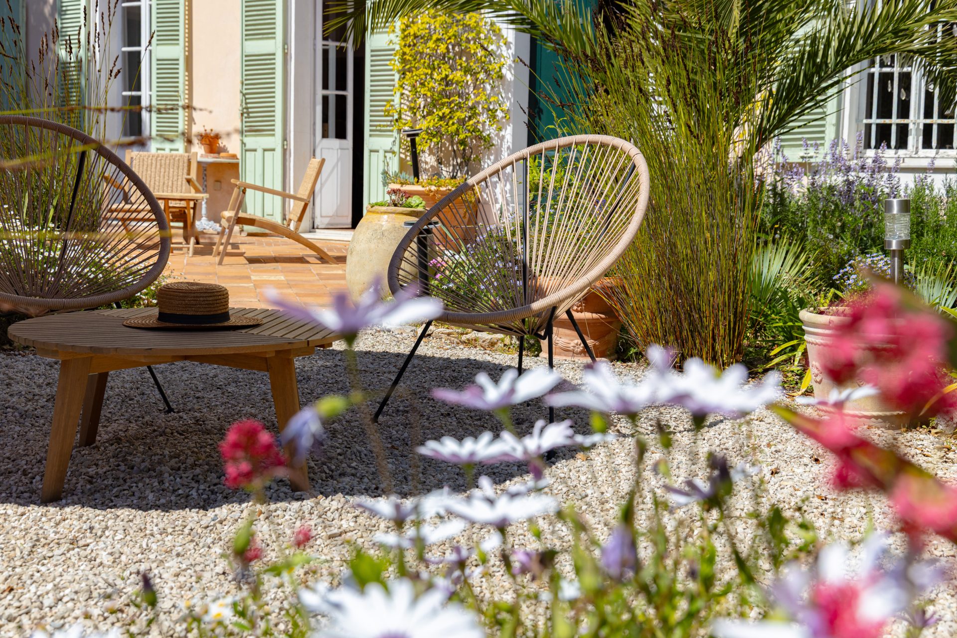 Terrasse extérieure de La Bastide du Bosquet, villa historique du XVIIIe siècle à Antibes – salon de jardin plein Sud à 3 minutes des plages