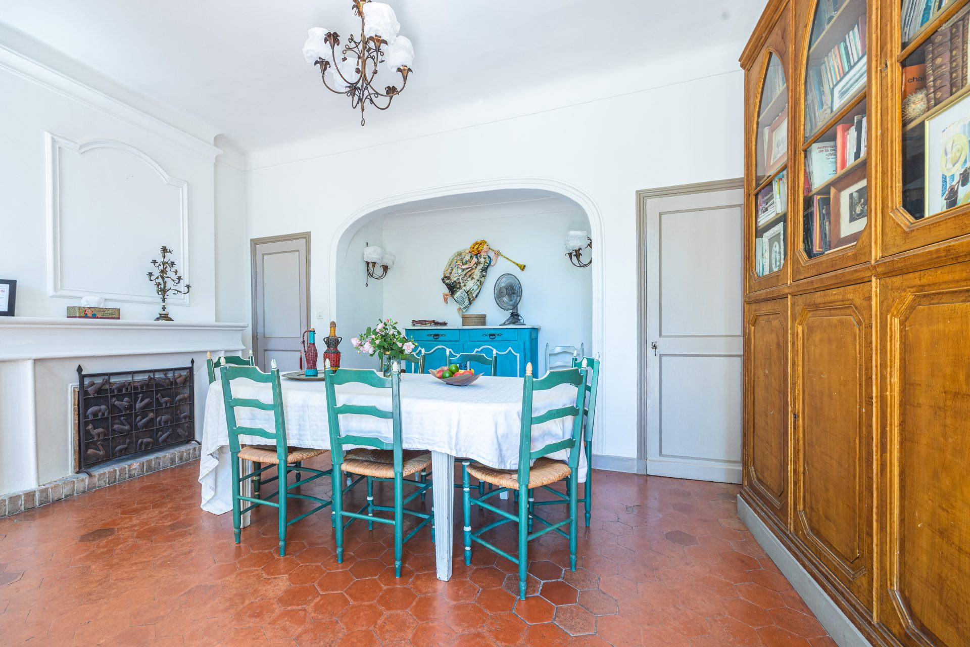 Salle à manger de La Bastide du Bosquet à Antibes, grande table 12 couverts dans la bastide XVIIIe siècle classée Monument Historique
