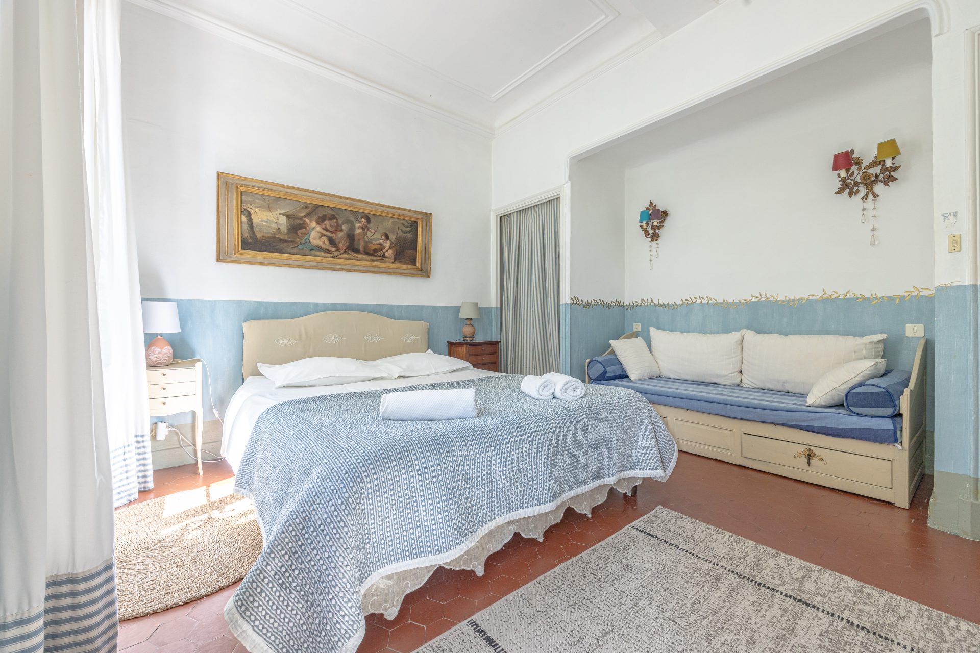 Chambre Bleue de La Bastide du Bosquet à Antibes, camaïeux de bleu et lumière provençale — bastide XVIIIe siècle classée Monument Historique Côte d'Azur