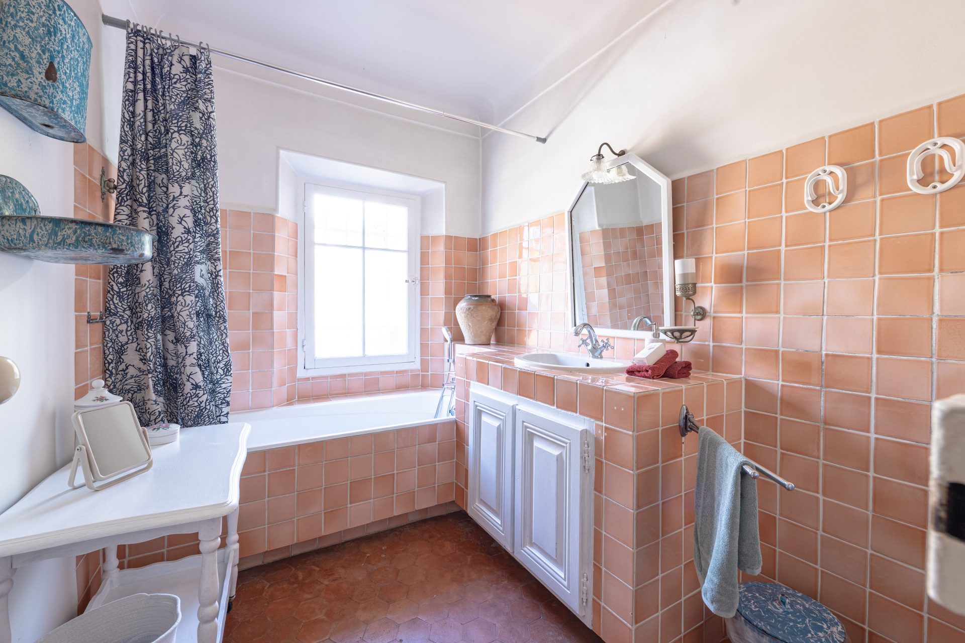 Salle de bain de La Bastide du Bosquet à Antibes – la villa dispose de 4 salles de bain pour 6 chambres et 12 personnes, Côte d'Azur