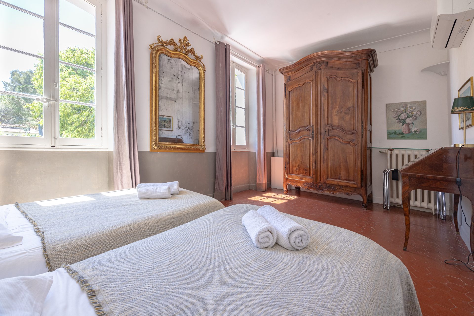 Chambre Parme de La Bastide du Bosquet à Antibes, tons parme et blanc, atmosphère douce et apaisante — bastide provençale Côte d'Azur
