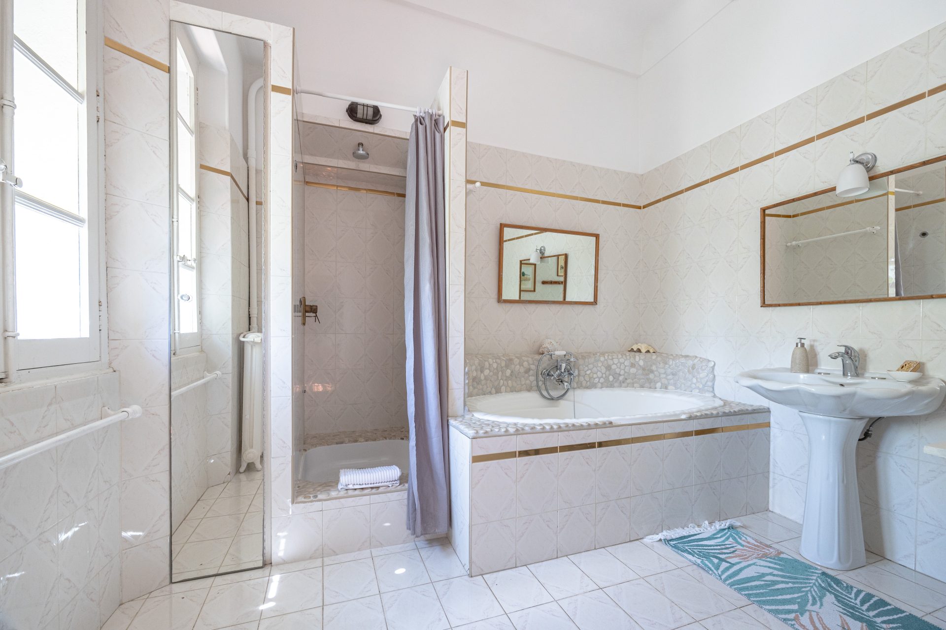 Salle de bain moderne de La Bastide du Bosquet, villa classée Monument Historique du XVIIIe siècle en location à Antibes proche Palais des Congrès