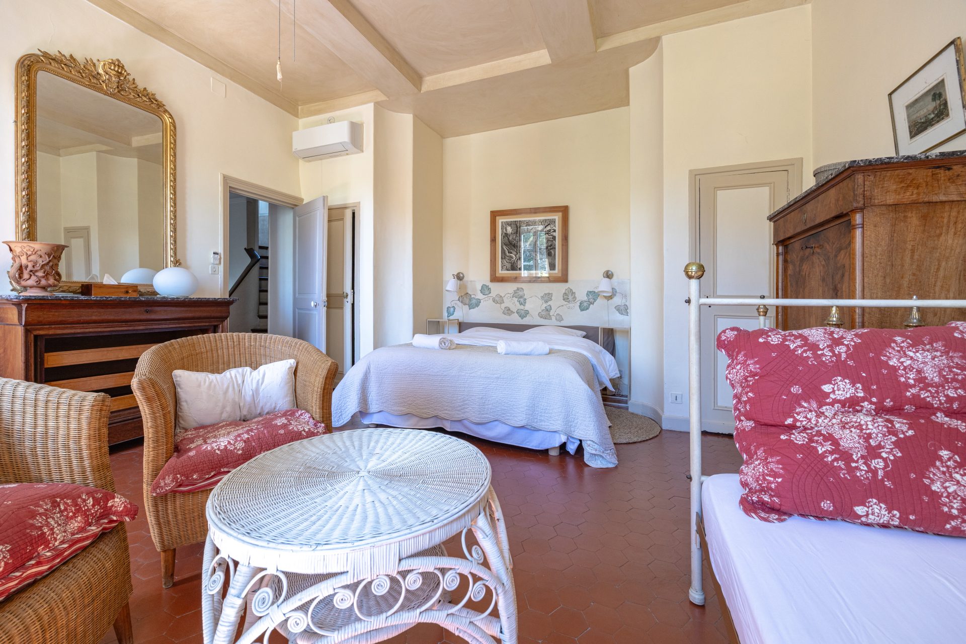 Chambre Galets de La Bastide du Bosquet à Antibes, tomettes d'époque et lumière dorée — bastide XVIIIe siècle Côte d'Azur