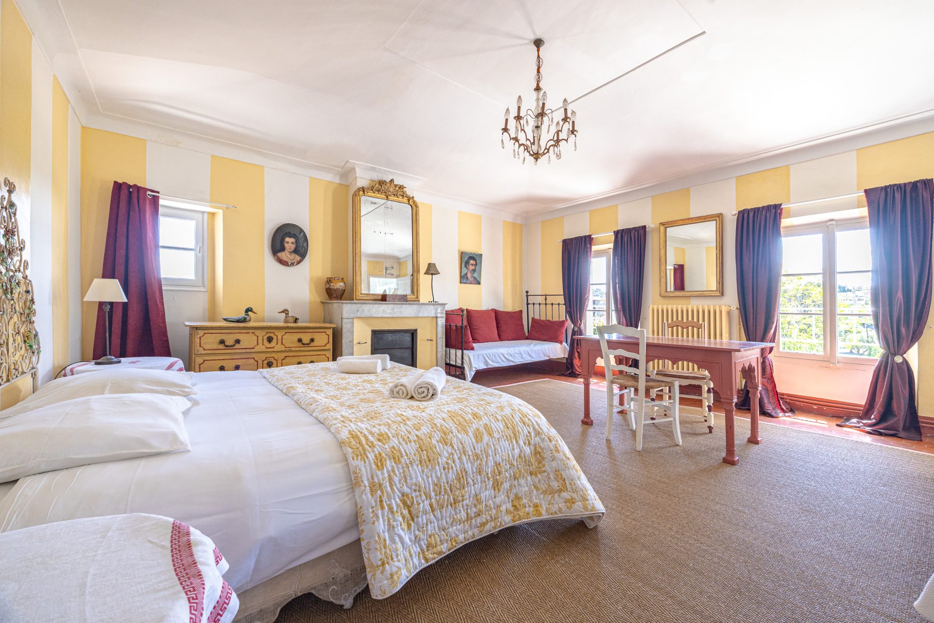 Chambre Jaune de La Bastide du Bosquet à Antibes, jaune provençal et lumière éclatante de la Côte d'Azur — bastide XVIIIe siècle