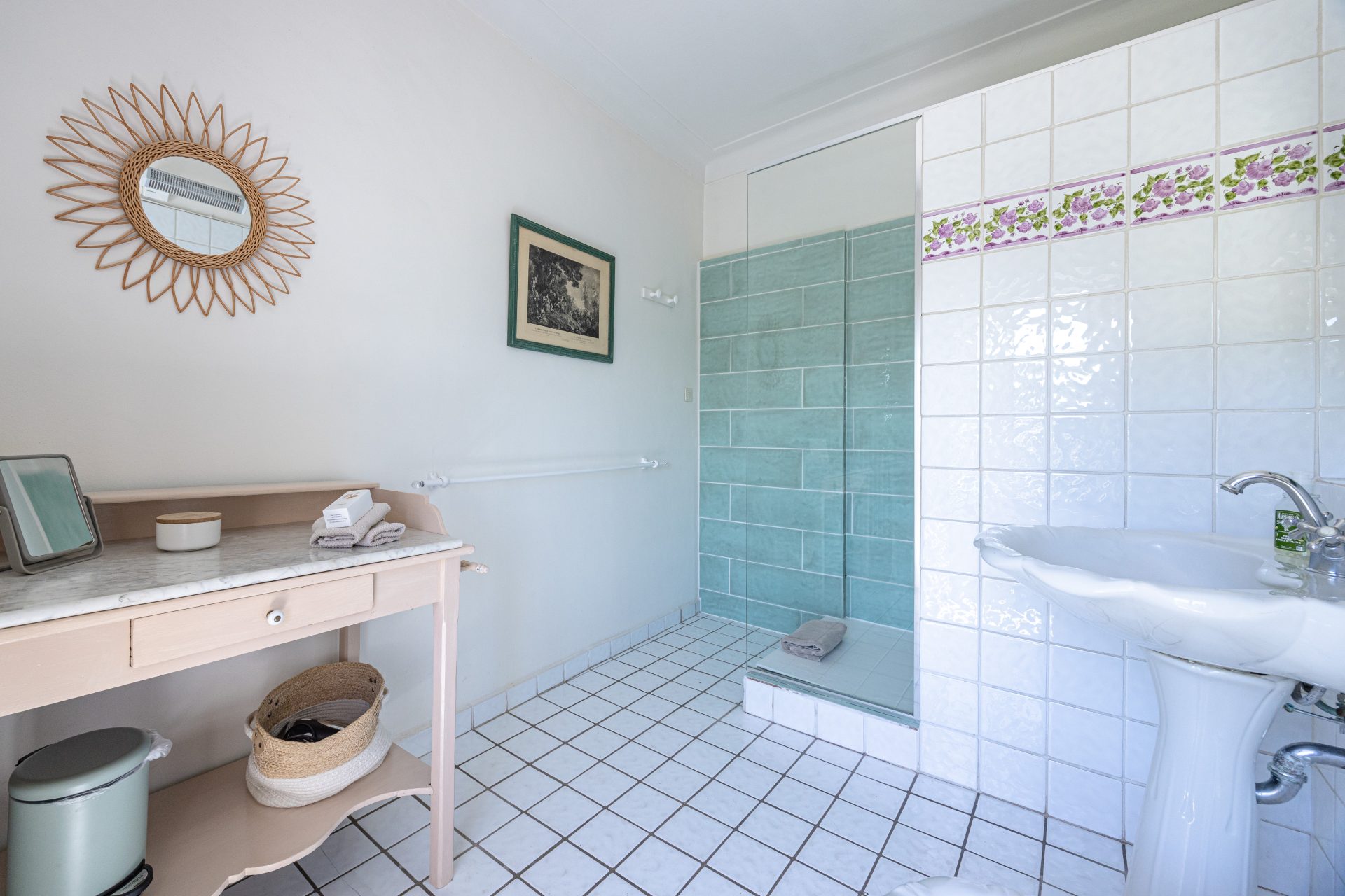 Détail salle de bain de La Bastide du Bosquet à Antibes – villa classée Monument Historique avec 4 salles de bain pour 12 personnes