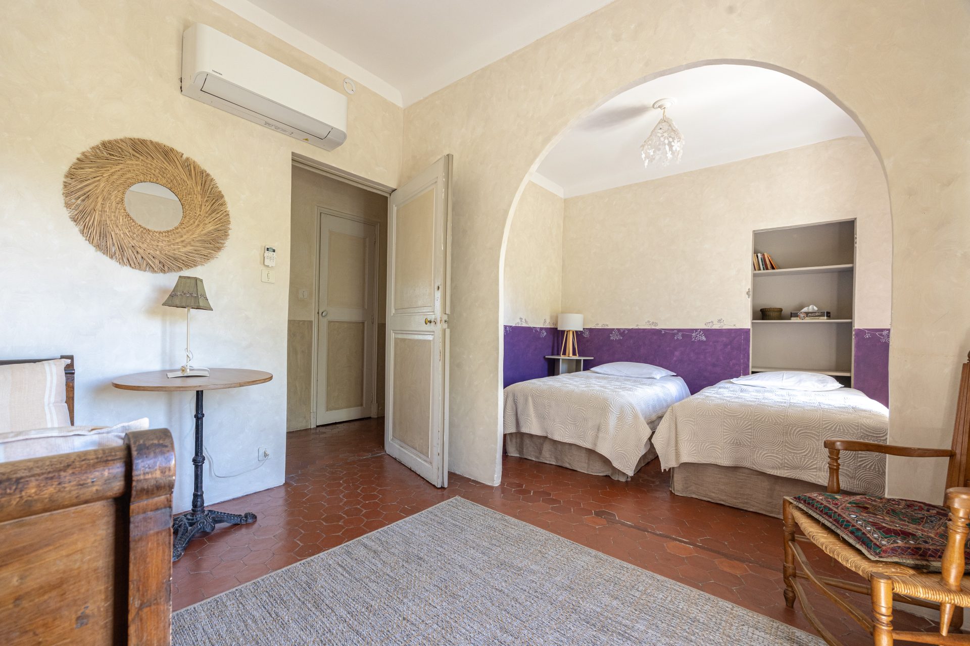 Chambre Violette de La Bastide du Bosquet à Antibes, nuances violettes et élégance provençale — villa historique classée Monument Historique