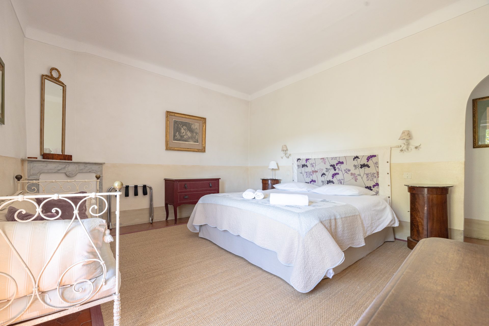 Chambre Sable de La Bastide du Bosquet à Antibes, tons sable et beige, douceur méditerranéenne — bastide XVIIIe siècle Côte d'Azur